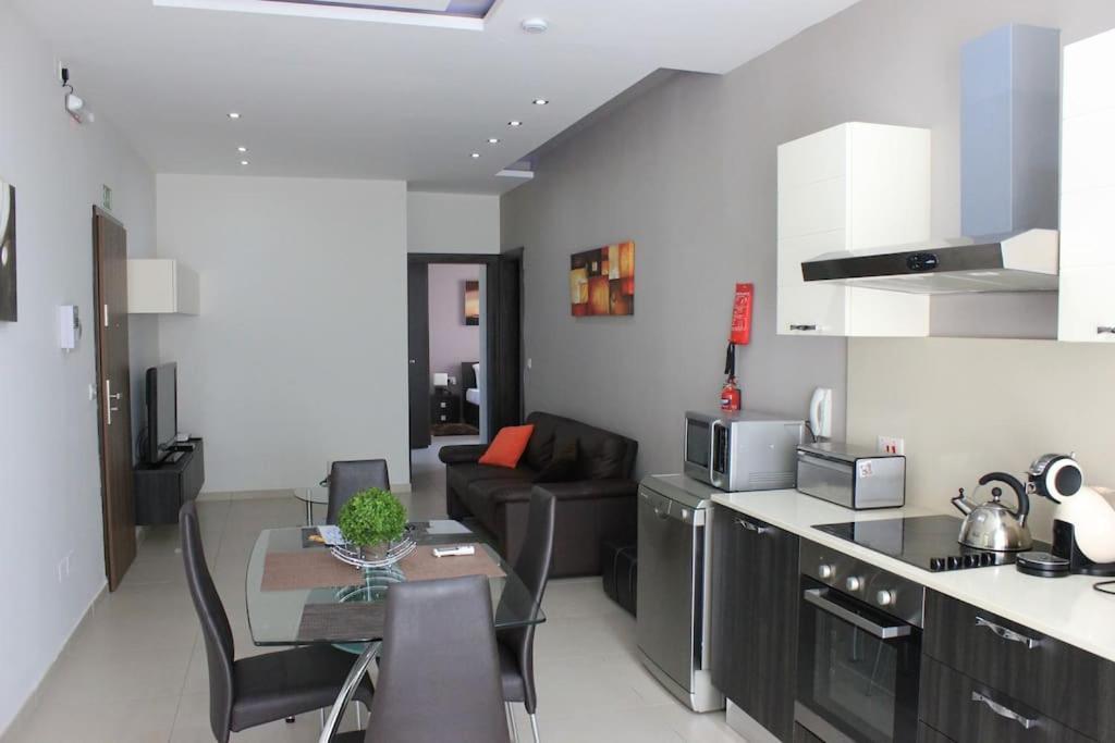 Sunny 2 Bedroom, 2 Bathrooms, Seaside Apt. Sliema Extérieur photo