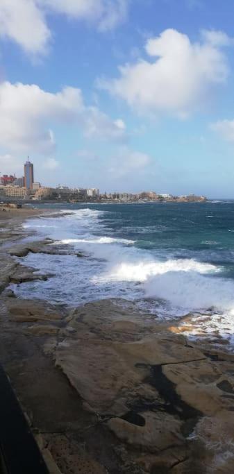 Sunny 2 Bedroom, 2 Bathrooms, Seaside Apt. Sliema Extérieur photo