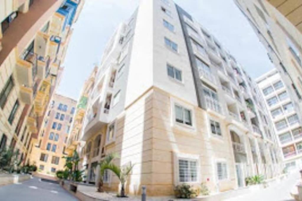 Sunny 2 Bedroom, 2 Bathrooms, Seaside Apt. Sliema Extérieur photo